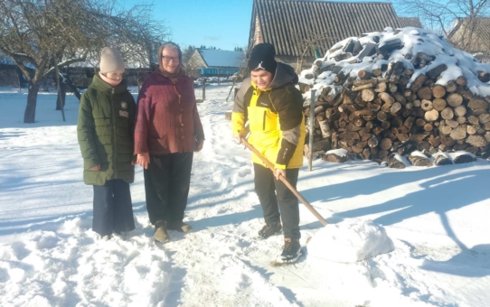 Учащиеся 6 класса оказали помощь в уборке снега ветеранам педагогического труда
