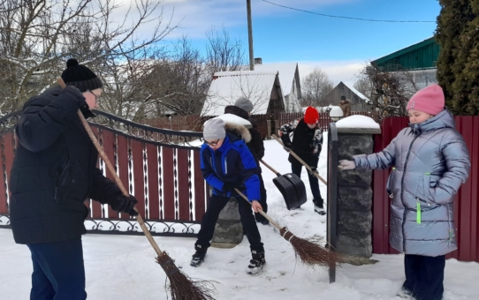 22.02.2025г. учащиеся 5 и 7 классов оказали посильную помощь одиноко проживающей жительнице агрогородка по расчистке дворовой территории от снега