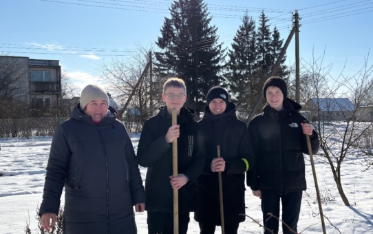Учащиеся 9 класса оказали помощь в уборке снега  на придомовом участке пожилым гражданам аг.Мурованая Ошмянка.