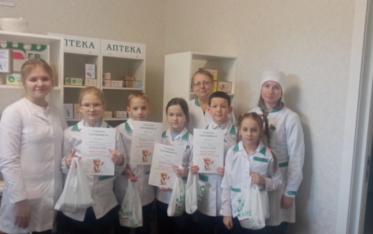 В рамках проекта "Школа юного фармацевта" учащиеся 3 класса посетили центральную межрайонную аптеку №90