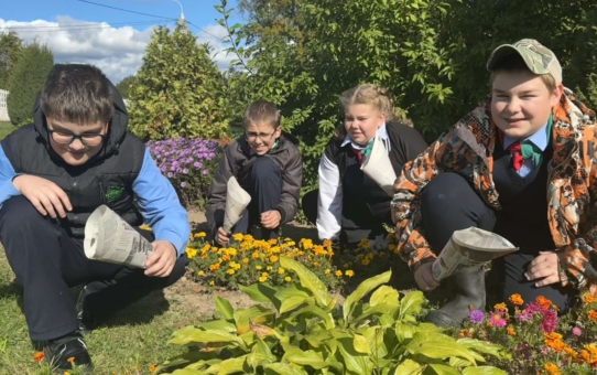 Сбор семян учащимися 6 класса