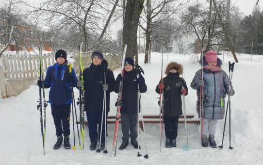 Учащиеся осваивают лыжную трассу на уроках физической культуры и здоровья