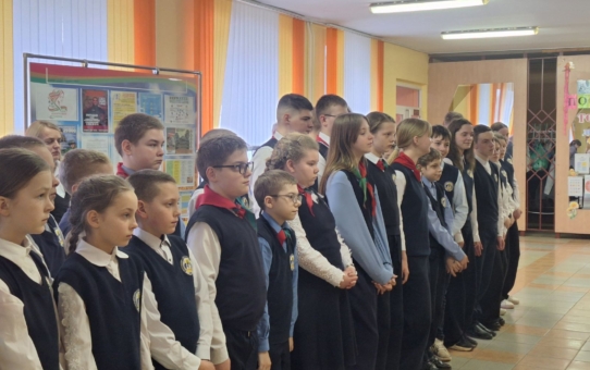 Торжественная линейка, посвящённая окончанию 3 четверти